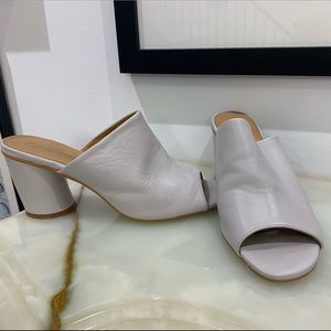 L’Intervalle Light Grey Leather Open Toed Mules